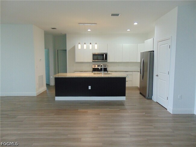 Building Photo - 9020 E Castle Cir