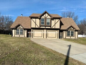 Building Photo - 526 SE Hampton St