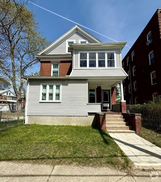 Building Photo - 323 Sargeant St