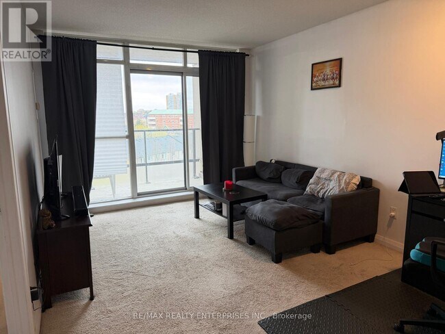 Photo du bâtiment - 220 Forum Dr