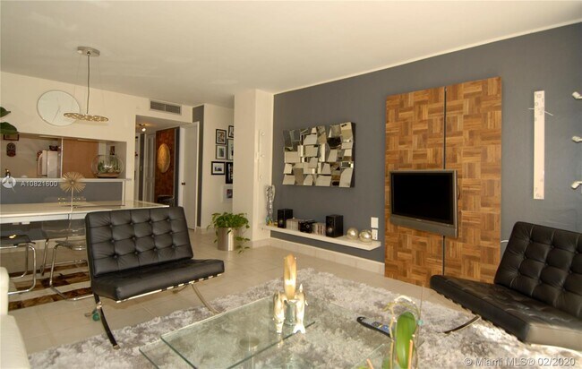 Building Photo - 600 NE 36th St