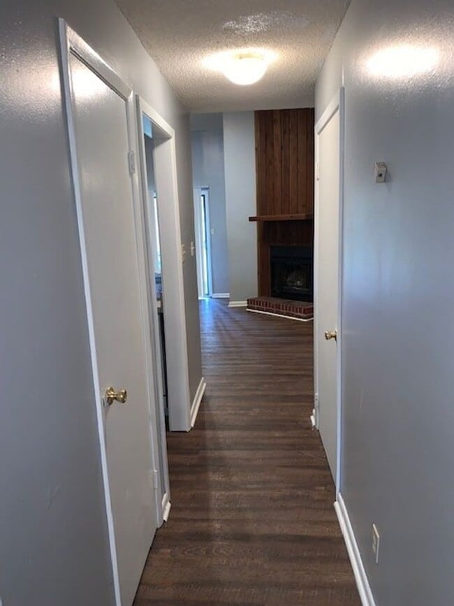 Building Photo - 2 Bedroom/2 Bath Townhome
