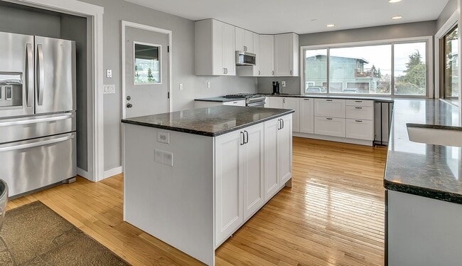 Building Photo - Rare Find: Flexible Living and Stunning Vi...