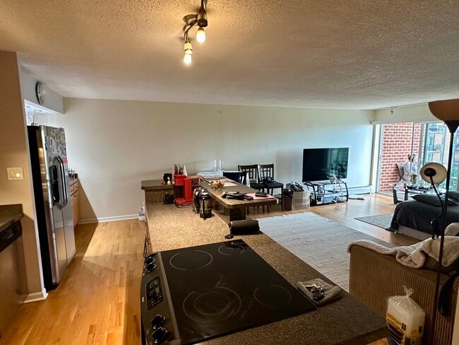 Foto del edificio - 16 E Old Willow Rd