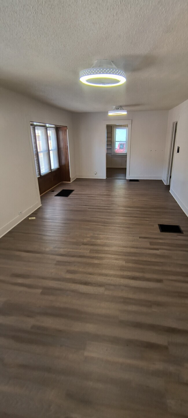 Amplia sala de estar - 4104 Elledge Dr