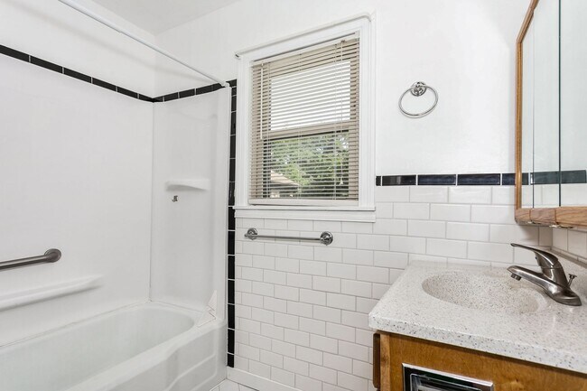 Foto del edificio - 1 bedroom located near Downtown! Move In S...