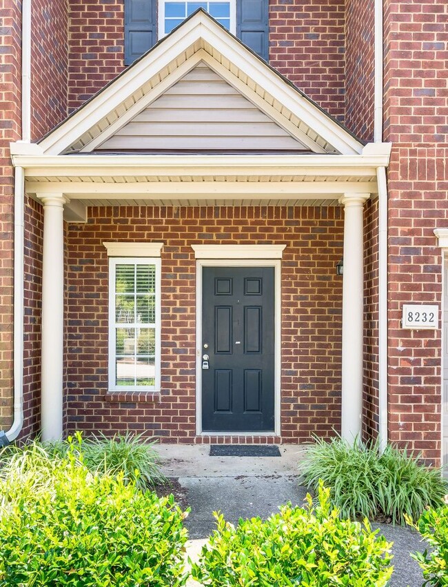 Building Photo - Stunning 3BR/2.5BA Updated Townhome in Pri...