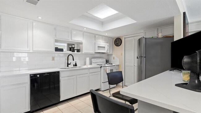 Foto del edificio - 14777 Wunderlich Dr