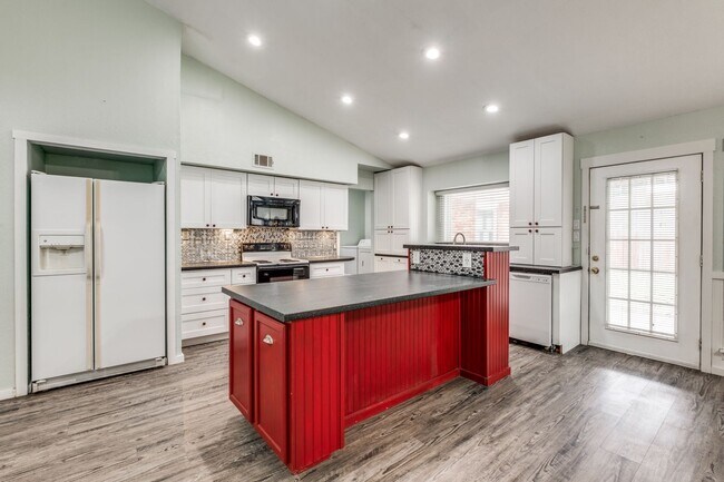 Foto del edificio - Large 4 bedroom, 3 full bath house in Town...