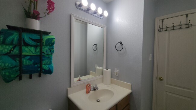Área de tocador del segundo baño - 2313 Terrace Dr