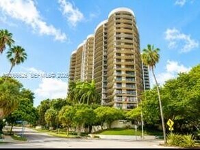 Building Photo - 2843 S Bayshore Dr