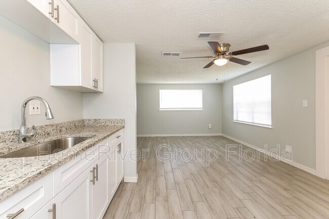 Building Photo - 206 4th Jpv St