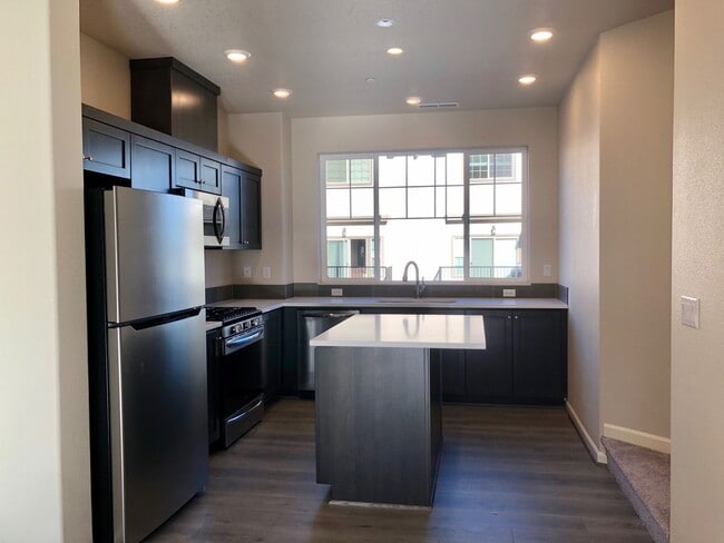 Building Photo - Gorgeous BRAND NEW 2 Bedroom Townhouse w/ ...