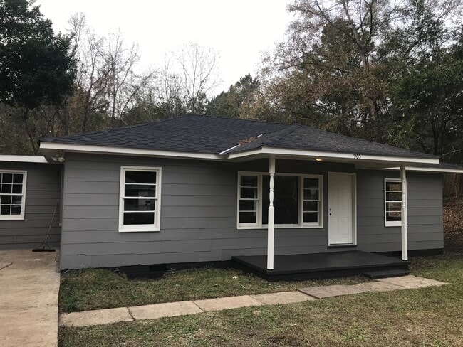 Building Photo - **AVAILABLE NOW**3 or 4 Bedroom / 1.5 Bathroom Home for Rent in Columbus, GA