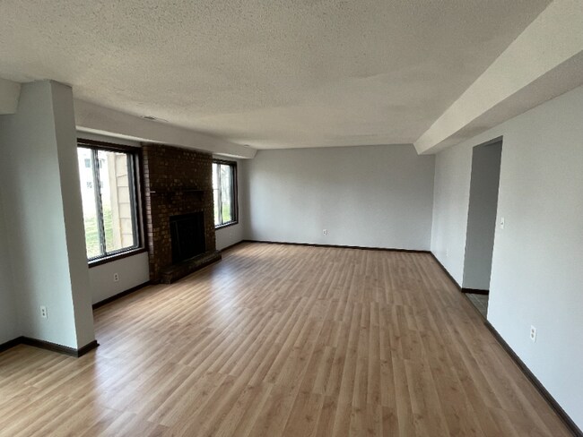 Building Photo - 750 8th Ave S