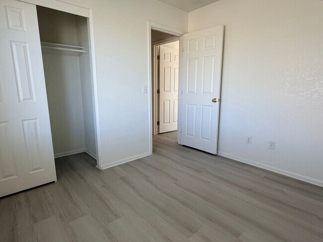 Foto del edificio - 9236 Peach Ave