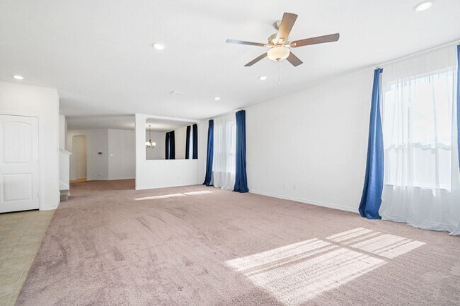 Foto del edificio - 4 bedroom with office and loft just South San Antonio