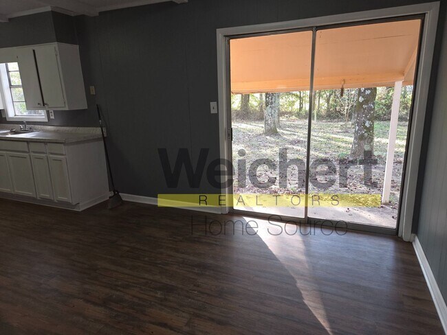 Building Photo - Freshly Updated 2-Bedroom on a Quiet Street