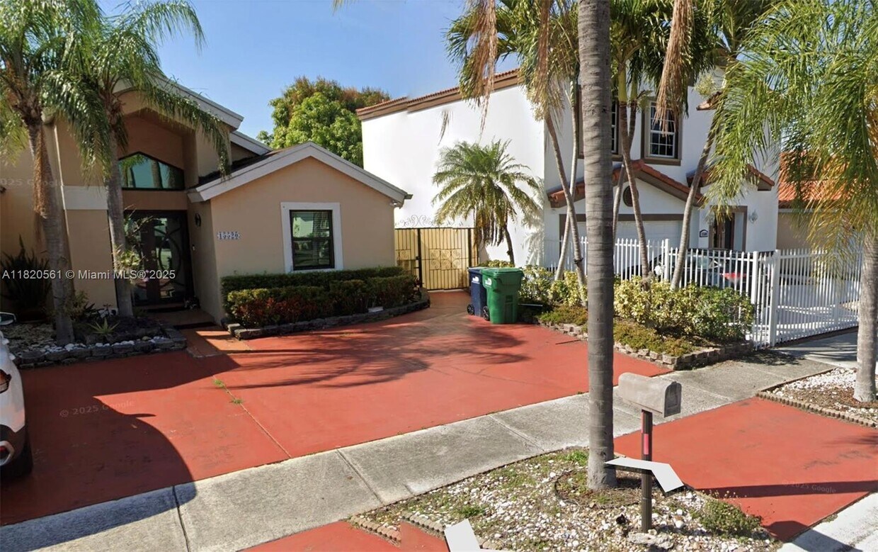 Foto principal - 15520 SW 137th Ct
