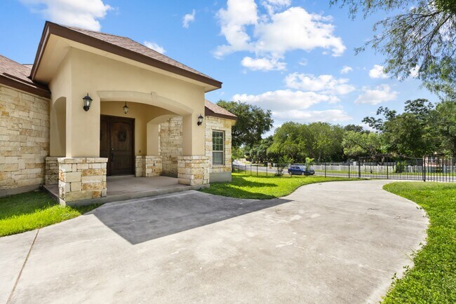 Foto del edificio - 8210 Roy Ln