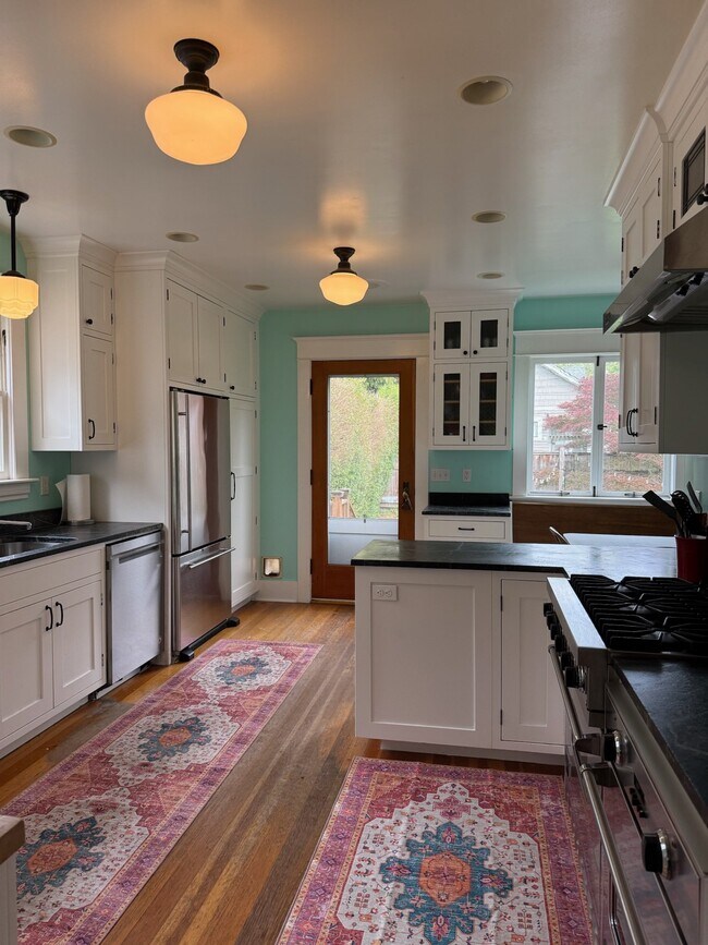 Foto del edificio - 4534 Thackeray Pl NE