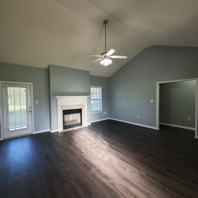 Building Photo - Charming 3-Bedroom Home with Spacious Yard...