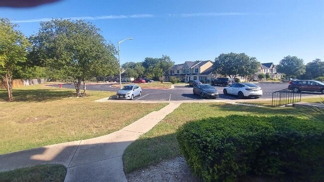Foto del edificio - 401 Buttercup Creek Blvd