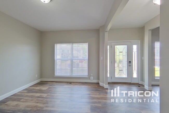 Building Photo - 218 Roxbury Dr