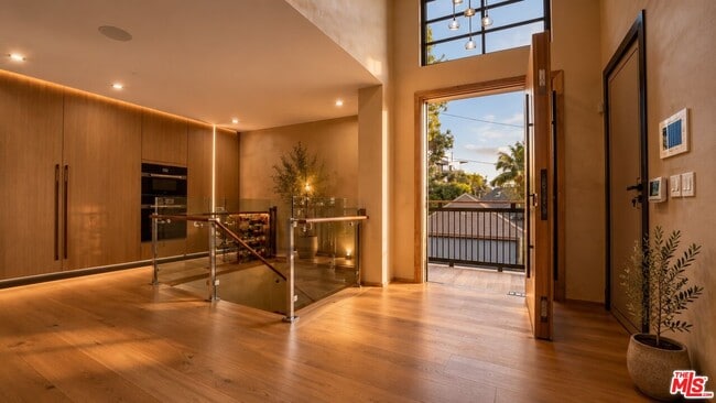 Building Photo - 8721 Sunset Plaza Terrace