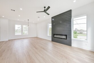 Building Photo - 3808 Ennis St