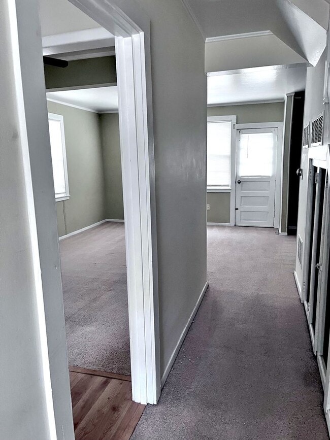 Building Photo - Two Bedroom, Spacious Apartment