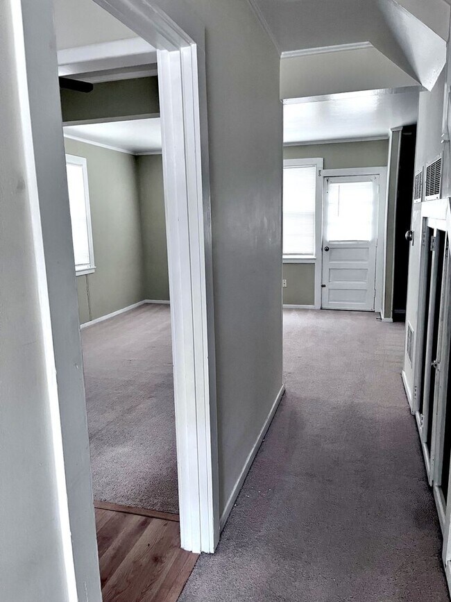 Foto del edificio - Two Bedroom, Spacious Apartment