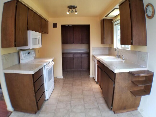 Foto del edificio - 3 bedroom in Bellevue WA 98006