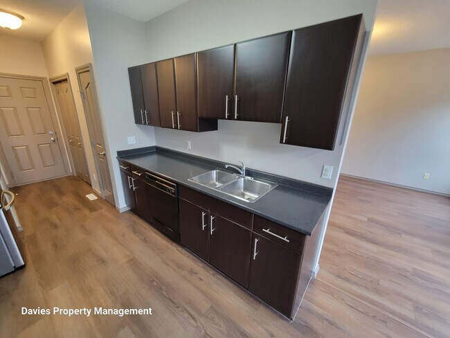 Building Photo - 735-785 85 St SW