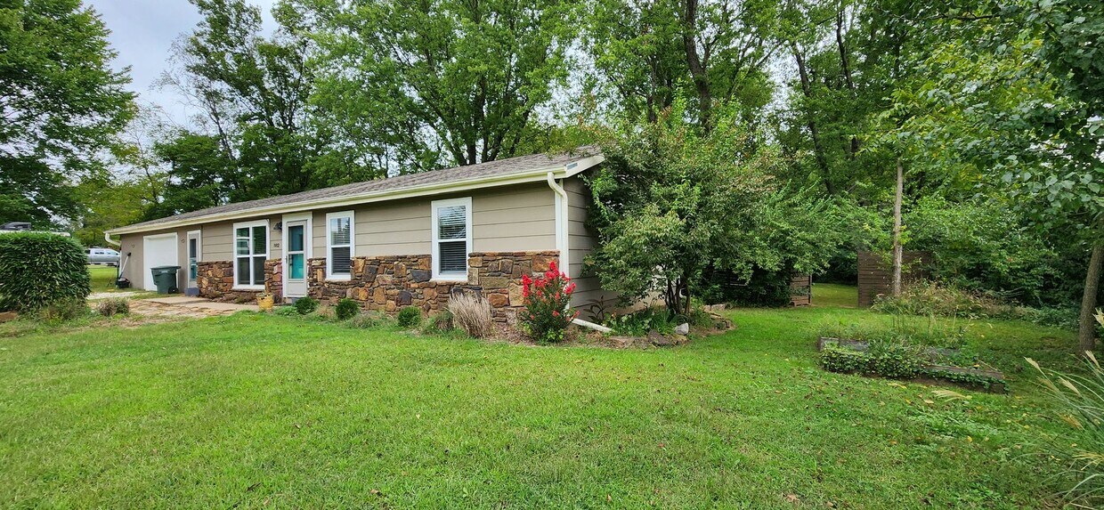 Foto principal - Coming Soon! Charming 3 Bed, 2 Bath Home o...