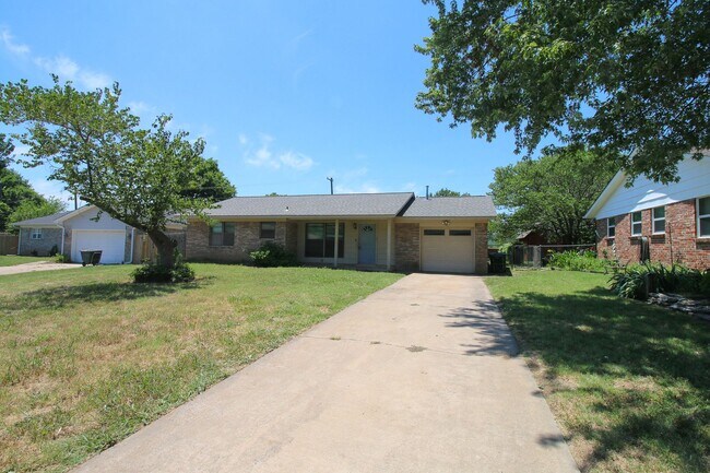 Building Photo - Stunning 3 Bed 1.5 Bath In Quiet Neighborhood