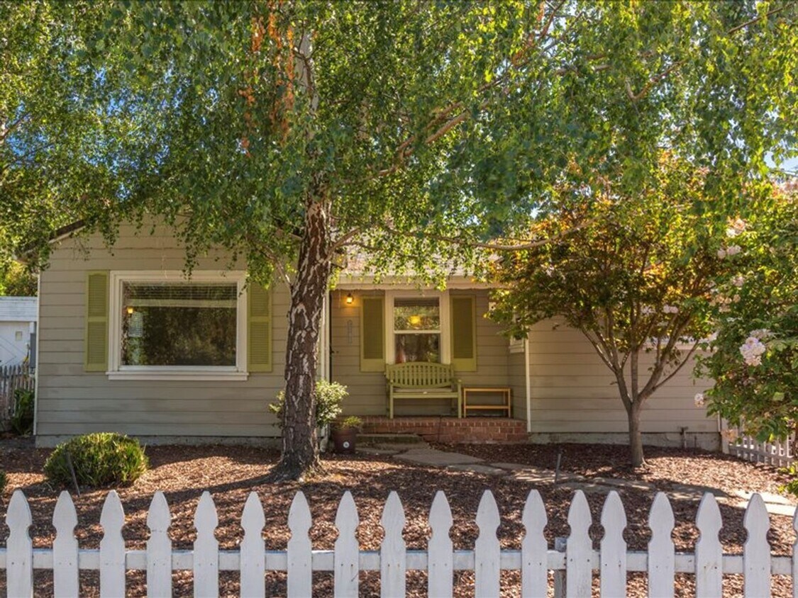 Primary Photo - Sunny & Bright Bungalow in King Estates