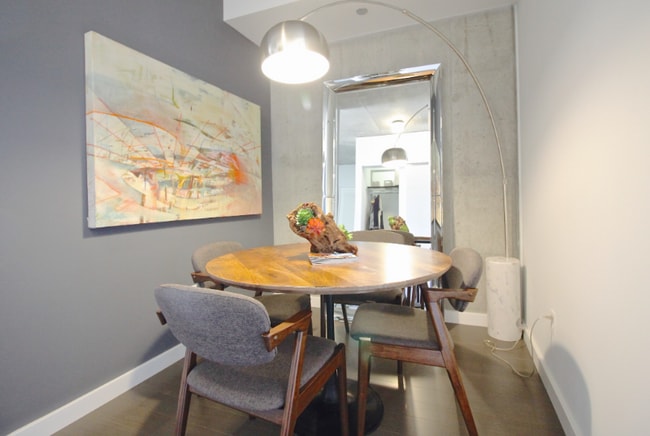 Foto del edificio - 649 W Division St