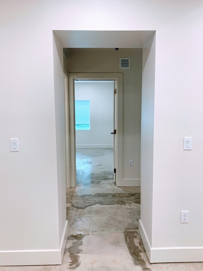 Building Photo - BRAND NEW Modern Units in Salt Lake City