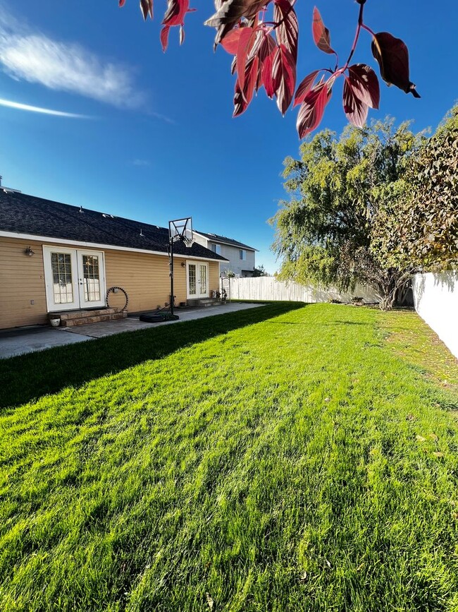 Building Photo - Three Bedroom Home