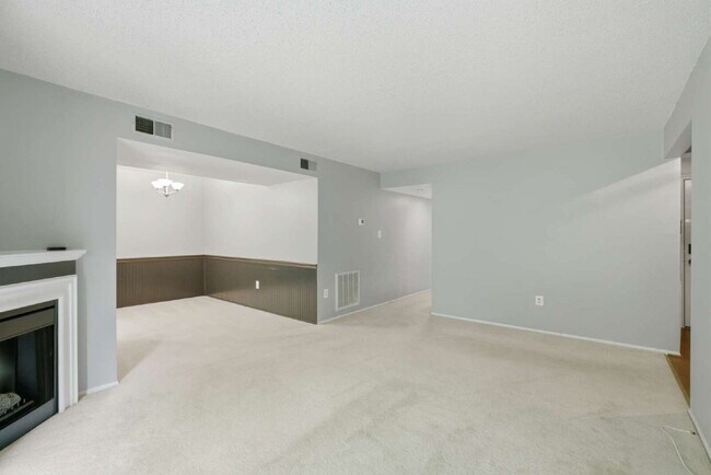 Foto del edificio - Lakeside End-Unit Condo Near Metro Convenience