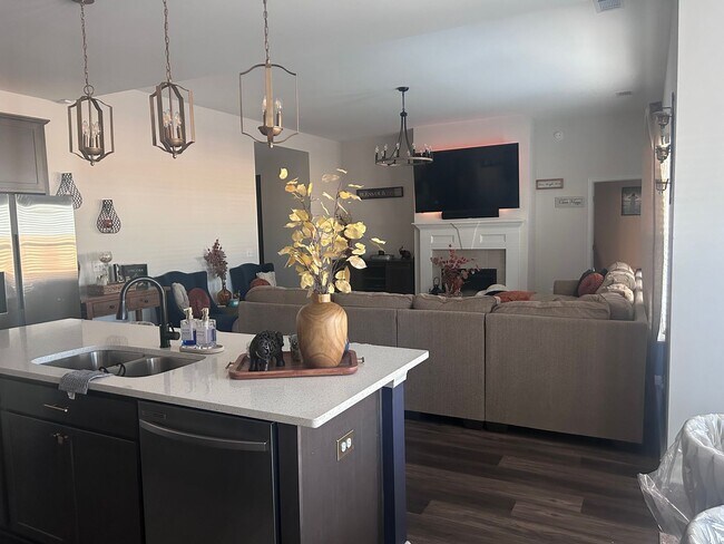 Building Photo - FOR RENT