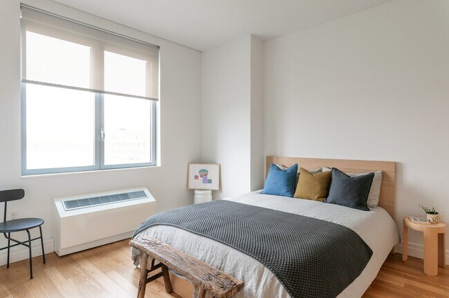Building Photo - 550 W 54th St