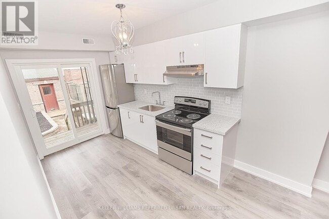Building Photo - 911 Dovercourt Rd