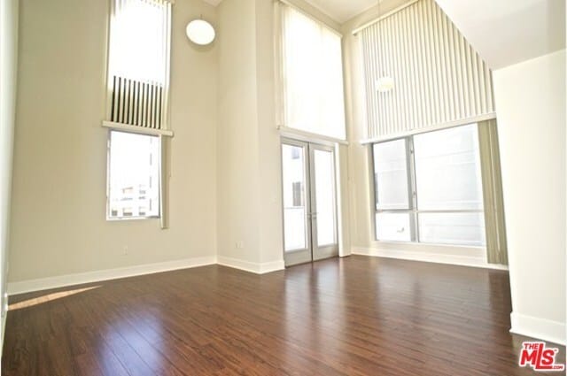 Foto del edificio - 220 E Broadway