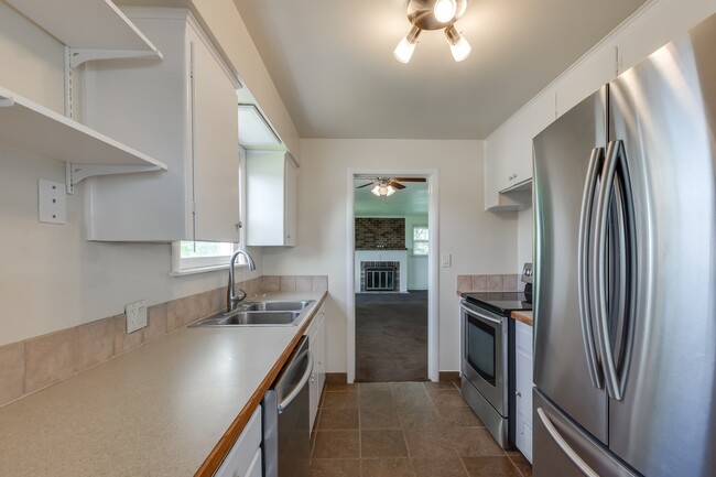 Building Photo - Shadle Park 3 Bedroom 2 Bath Home near Gar...