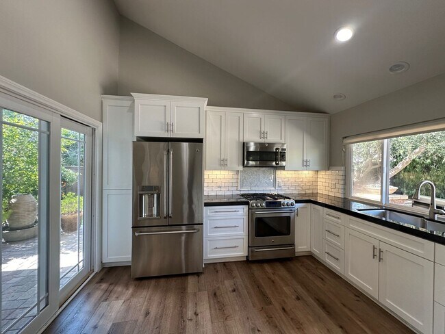 Foto del edificio - Stunning 4+2 Pool Home Home In Westlake Hi...
