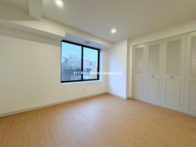 Building Photo - 1243 Beacon St