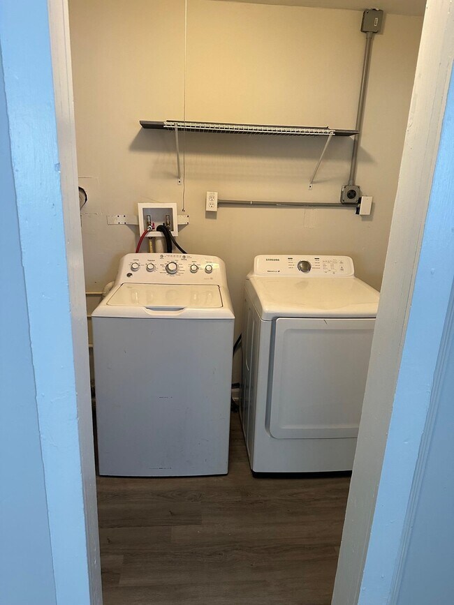 Building Photo - 3622 S Lakewood Dr