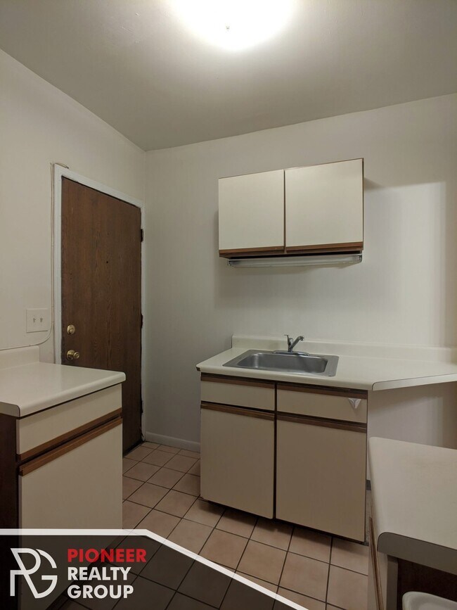 Building Photo - 814 W Cornelia Ave